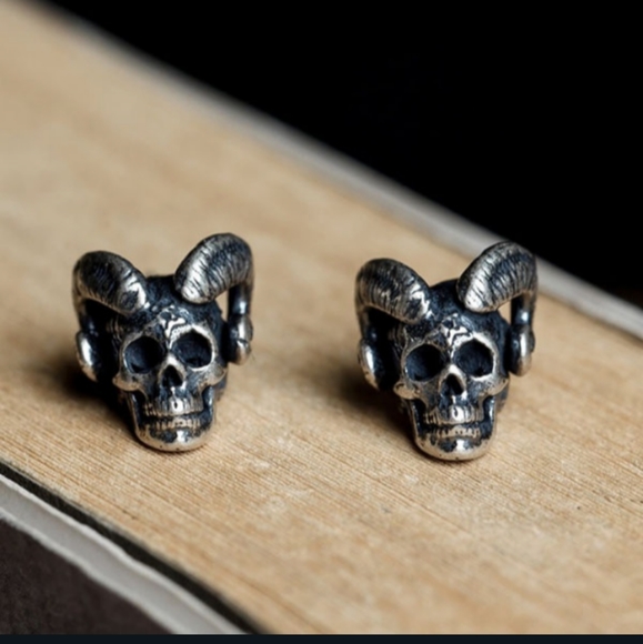 NWT Silver Goth Horned Skull Devil Earrings!